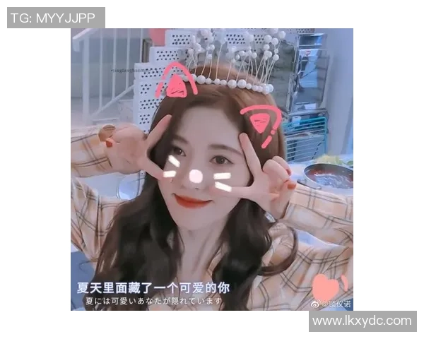 足球明星与可爱女孩的趣味头像分享，尽显青春活力与运动魅力